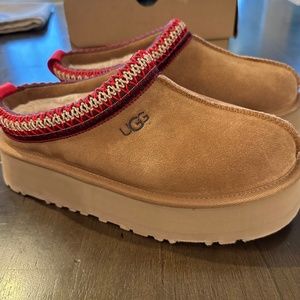 UGG Women’s Tazz Platform Slippers in Chestnut Size 6 - New in box